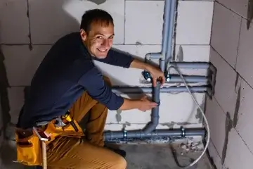 Installateur tauscht Rohr für Kanalreinigung